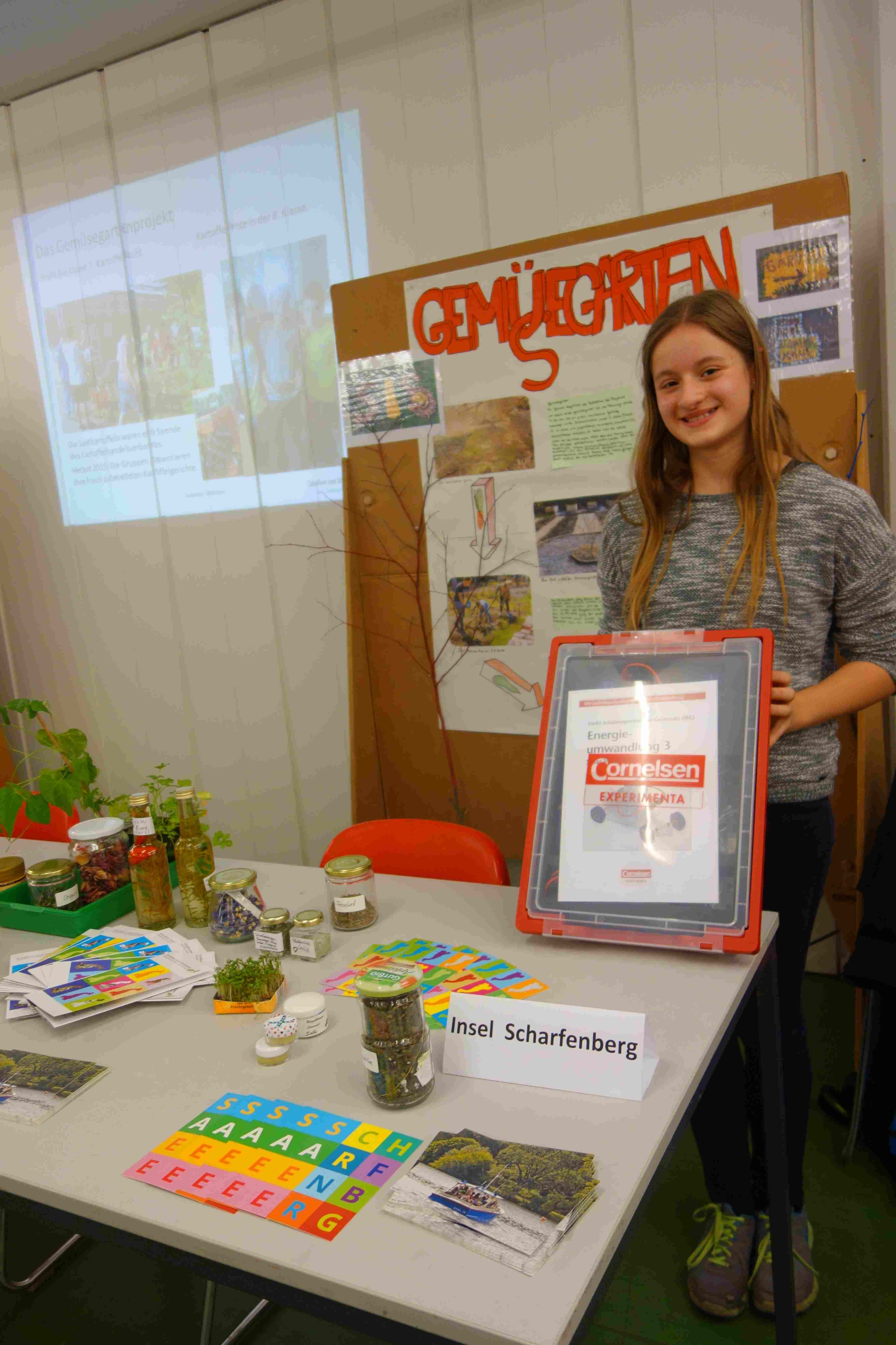 Melina präsentiert den Preis an unserem Stand Melina präsentiert den Preis an unserem Stand